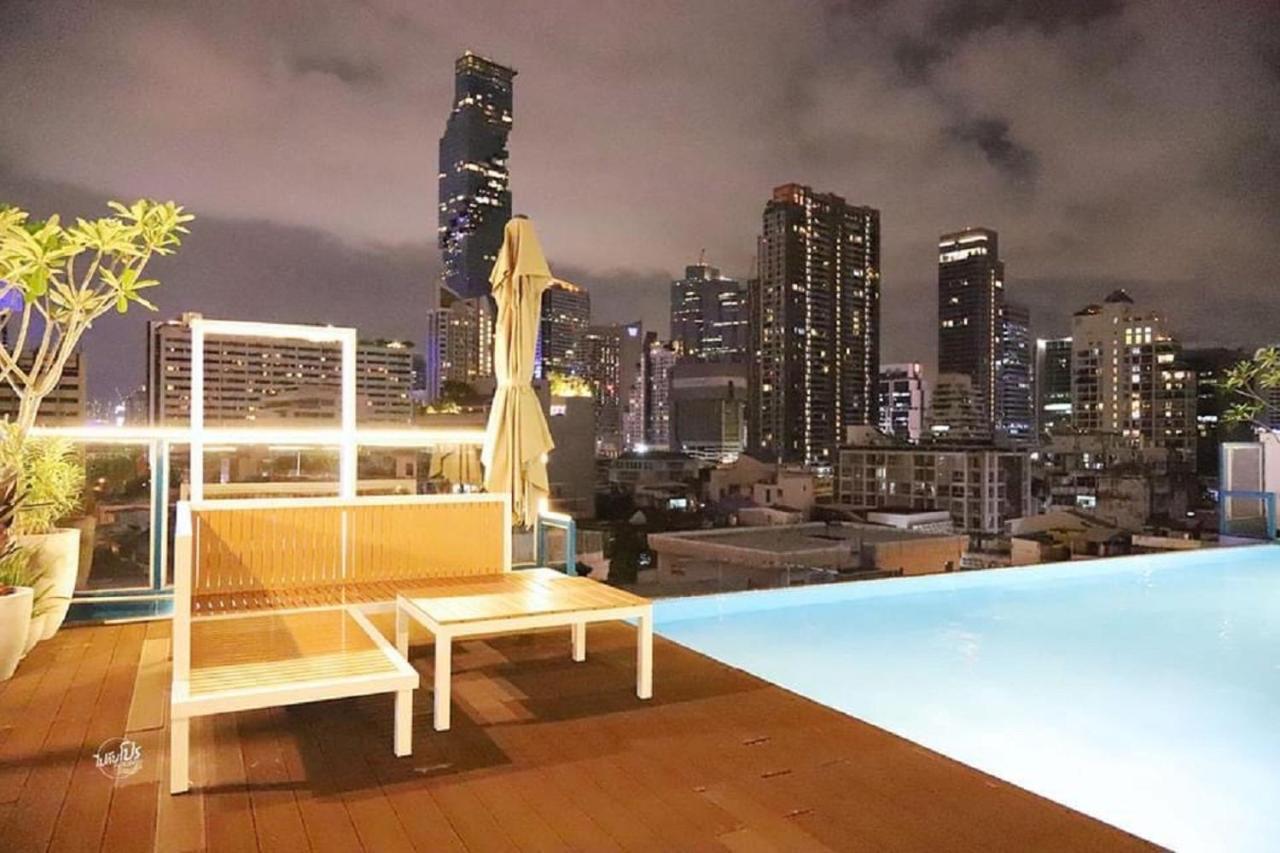 Sapphire Hotel Silom Бангкок Экстерьер фото The rooftop pool at the hotel