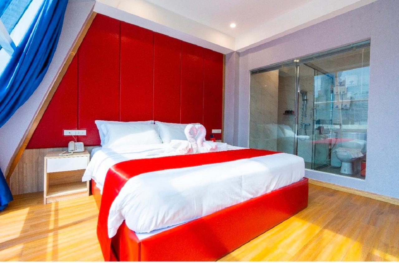 Sapphire Hotel Silom Бангкок Экстерьер фото A room at the hotel