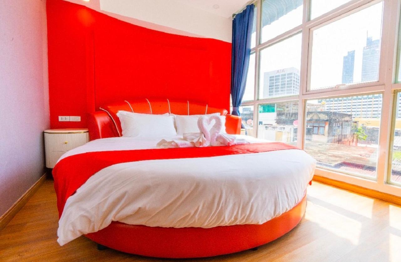 Sapphire Hotel Silom Бангкок Экстерьер фото A room at the hotel
