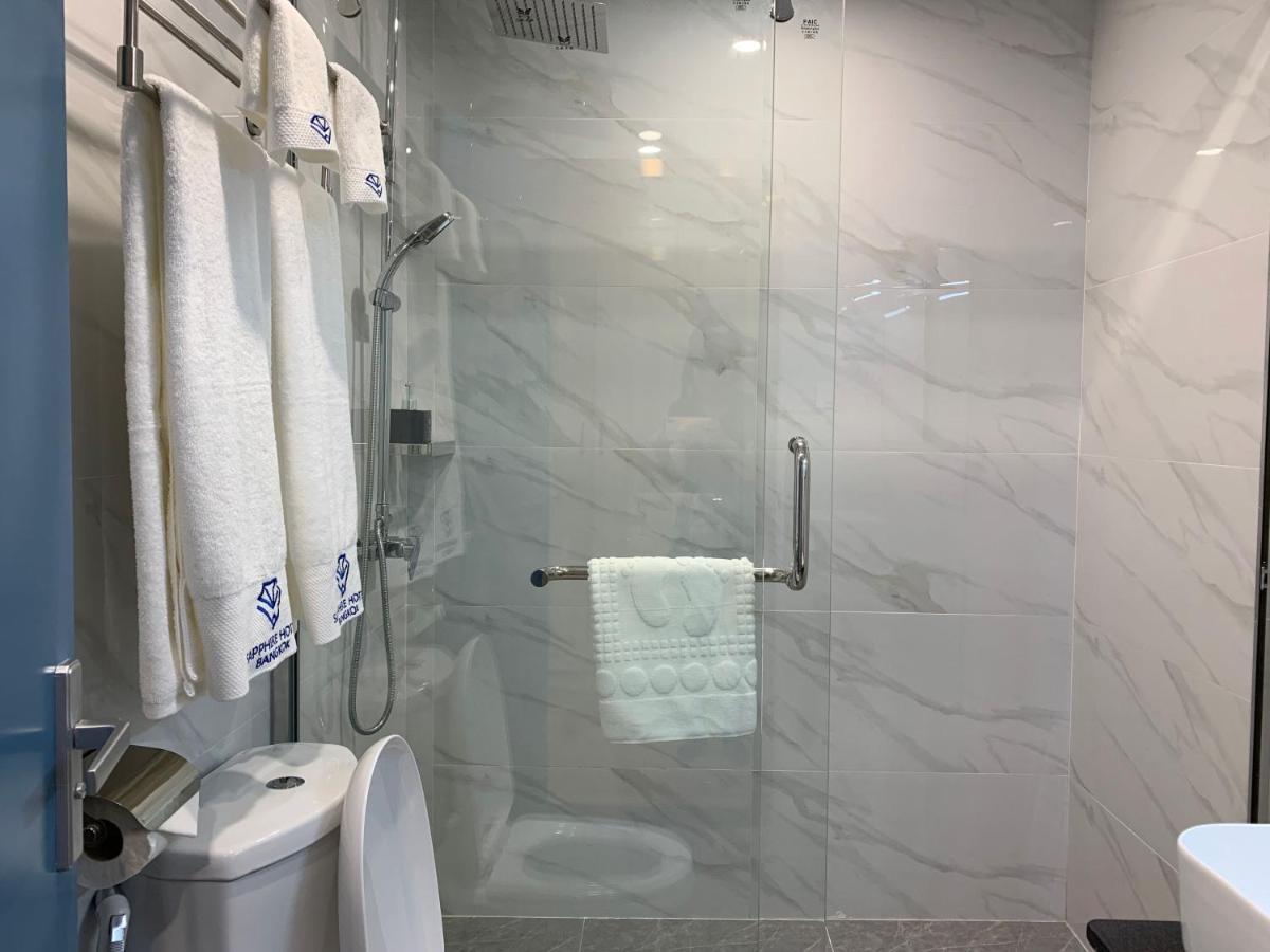 Sapphire Hotel Silom Бангкок Экстерьер фото A shower with a sliding door