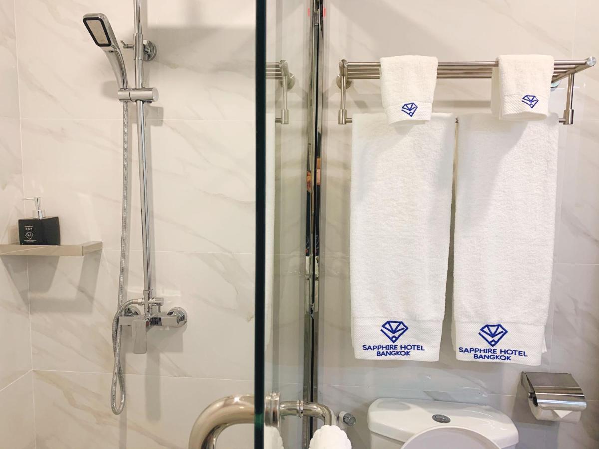 Sapphire Hotel Silom Бангкок Экстерьер фото Bathroom