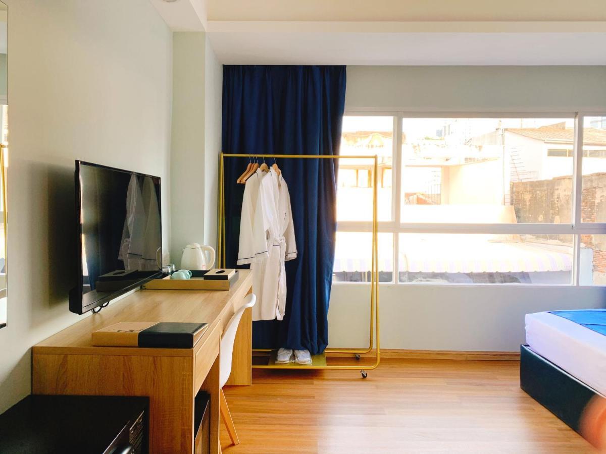 Sapphire Hotel Silom Бангкок Экстерьер фото A room at the hotel