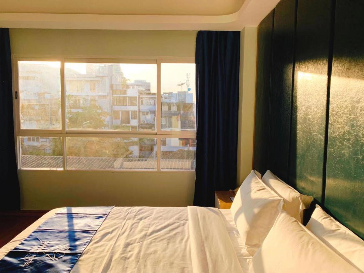 Sapphire Hotel Silom Бангкок Экстерьер фото A room at the hotel